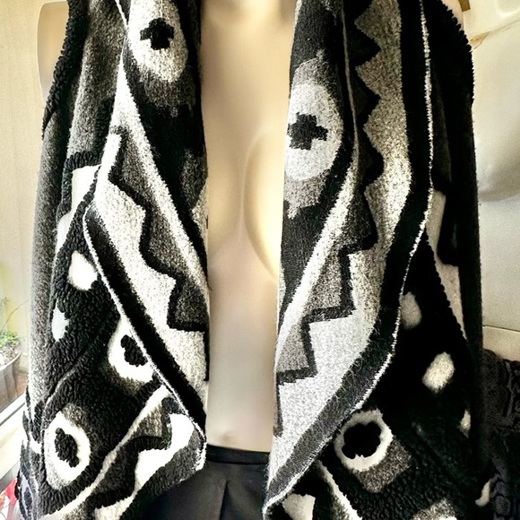 Max Studio Black and Gray Sleeveless Cardigan Poncho - Picture 9 of 12